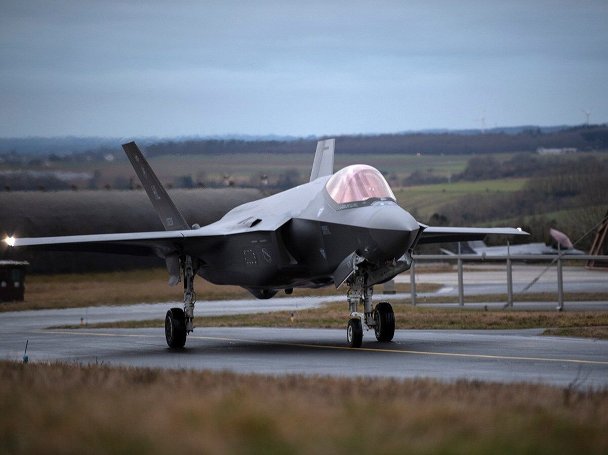 F-35 fighter takes off from the highway.  Unusual test in the USA