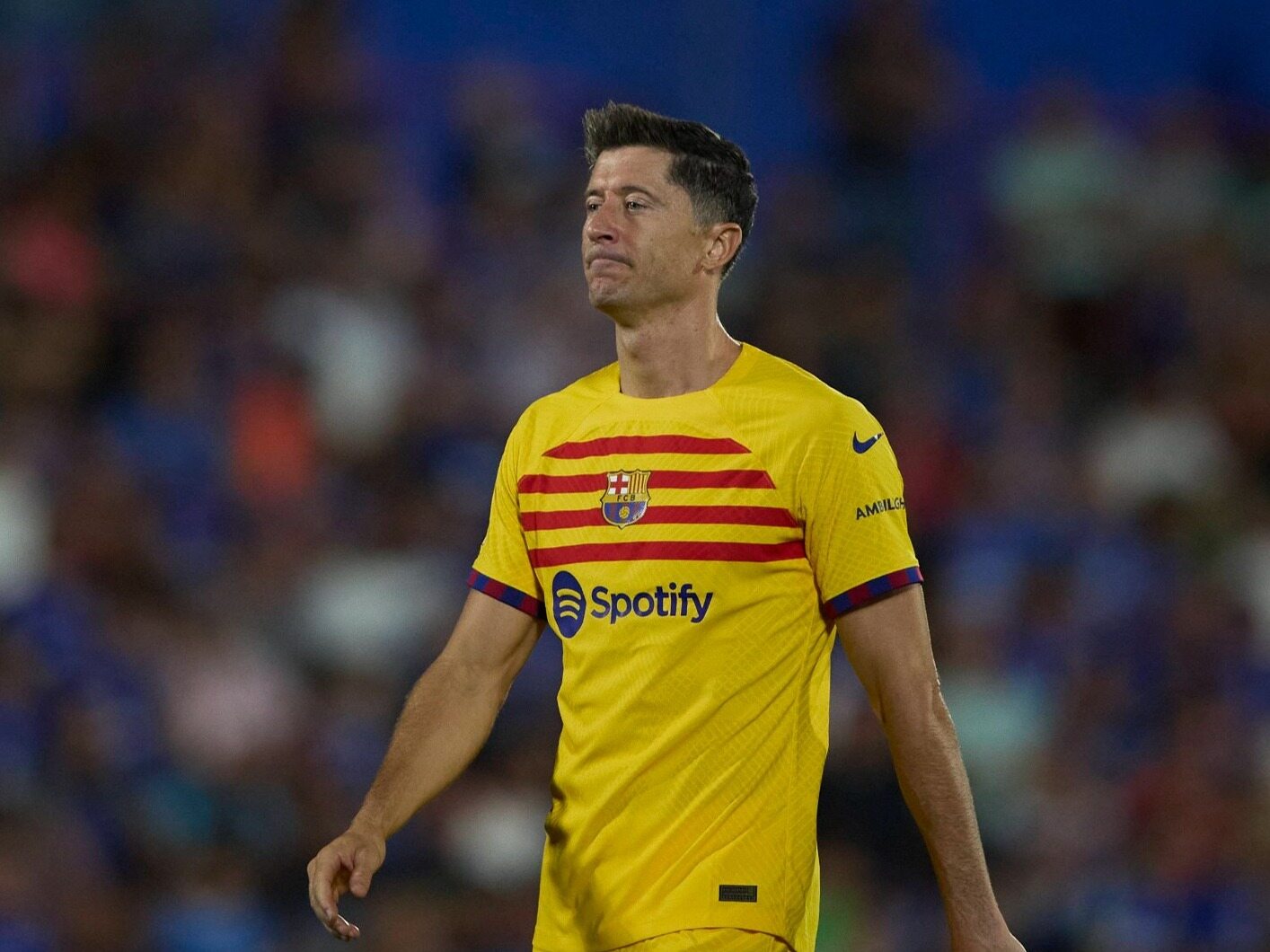 The Spanish have no mercy for Robert Lewandowski.  They talk about the problem