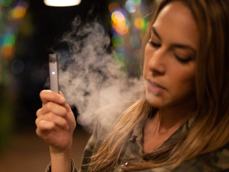 “Vaper’s tongue” is the effect of smoking e-cigarettes.  Get to know its symptoms