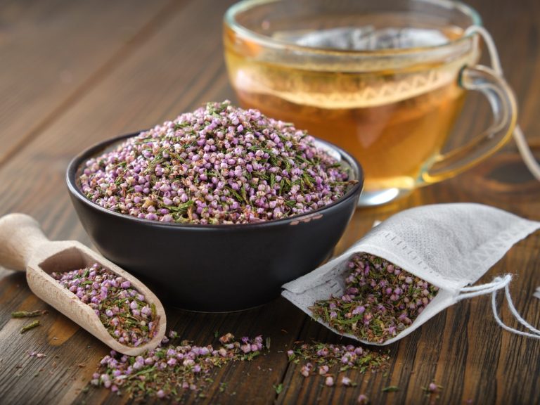 Infusion of heather flowers.  Drink to calm down and keep your kidneys healthy