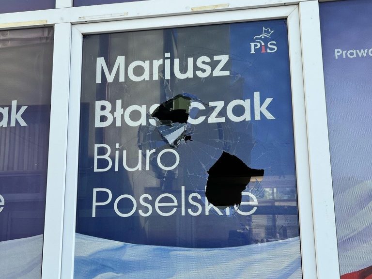 Minister Błaszczak’s office destroyed.  “Aggression heated by the Civic Platform”