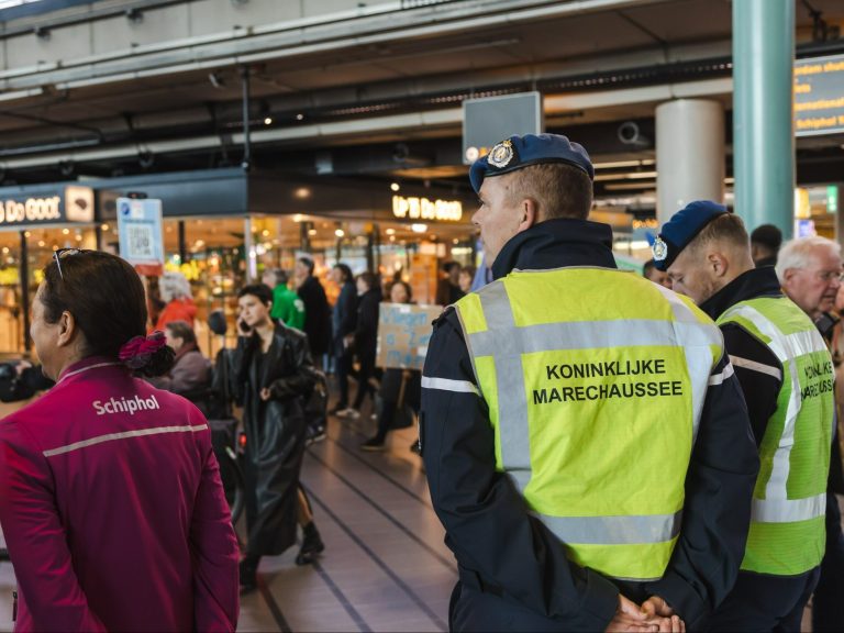 Dutch police arrested Poles at the airport in Amsterdam.  They were drunk and aggressive