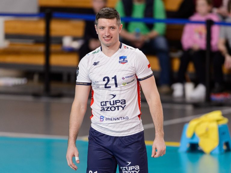 A TV expert talks about the moaning of volleyball players.  A decisive reaction from a ZAKSA player