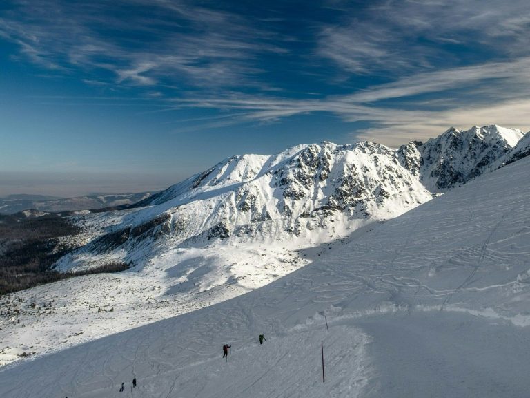 A skier caused an avalanche in the Tatra Mountains.  A terrifying video has been published