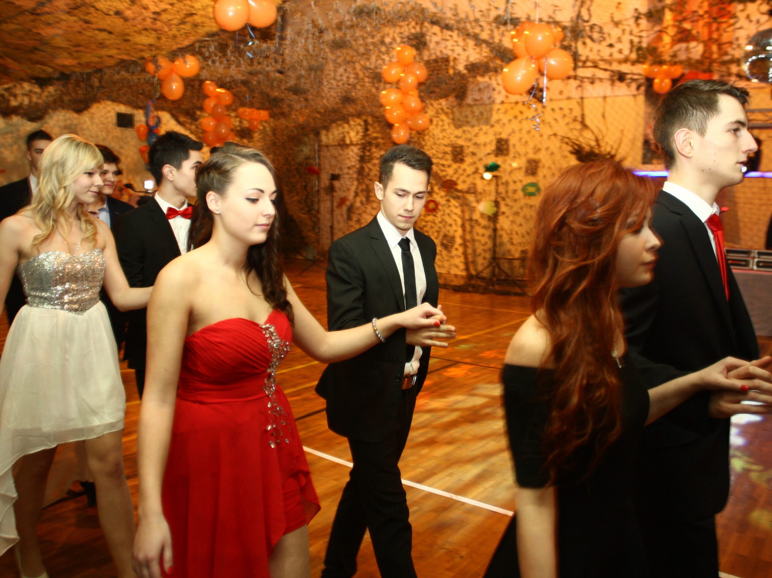 Drozyzna enters proms.  A pre-graduation ball costs at least PLN 2,000.  zloty