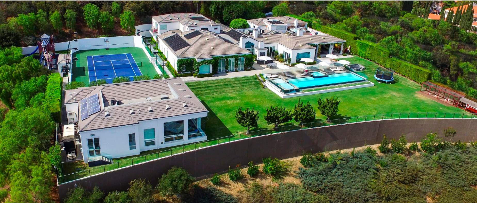 Gwen Stefani wants to sell the estate.  She lowered the price to... $25 million