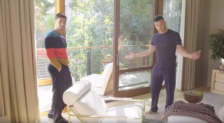 See how Ricky Martin lives with her husband.  A couple of artists showed their house