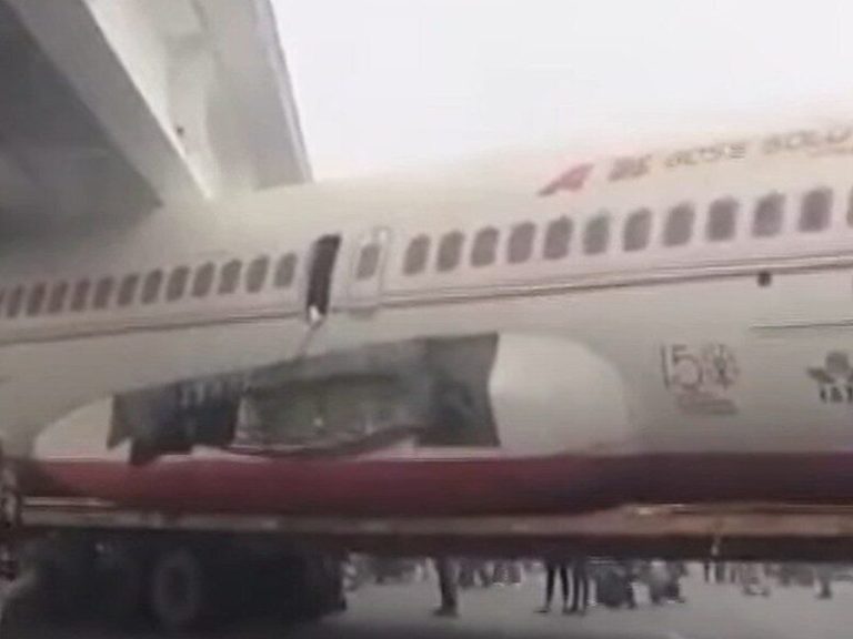 A huge passenger plane got stuck under the bridge.  This recording is going viral