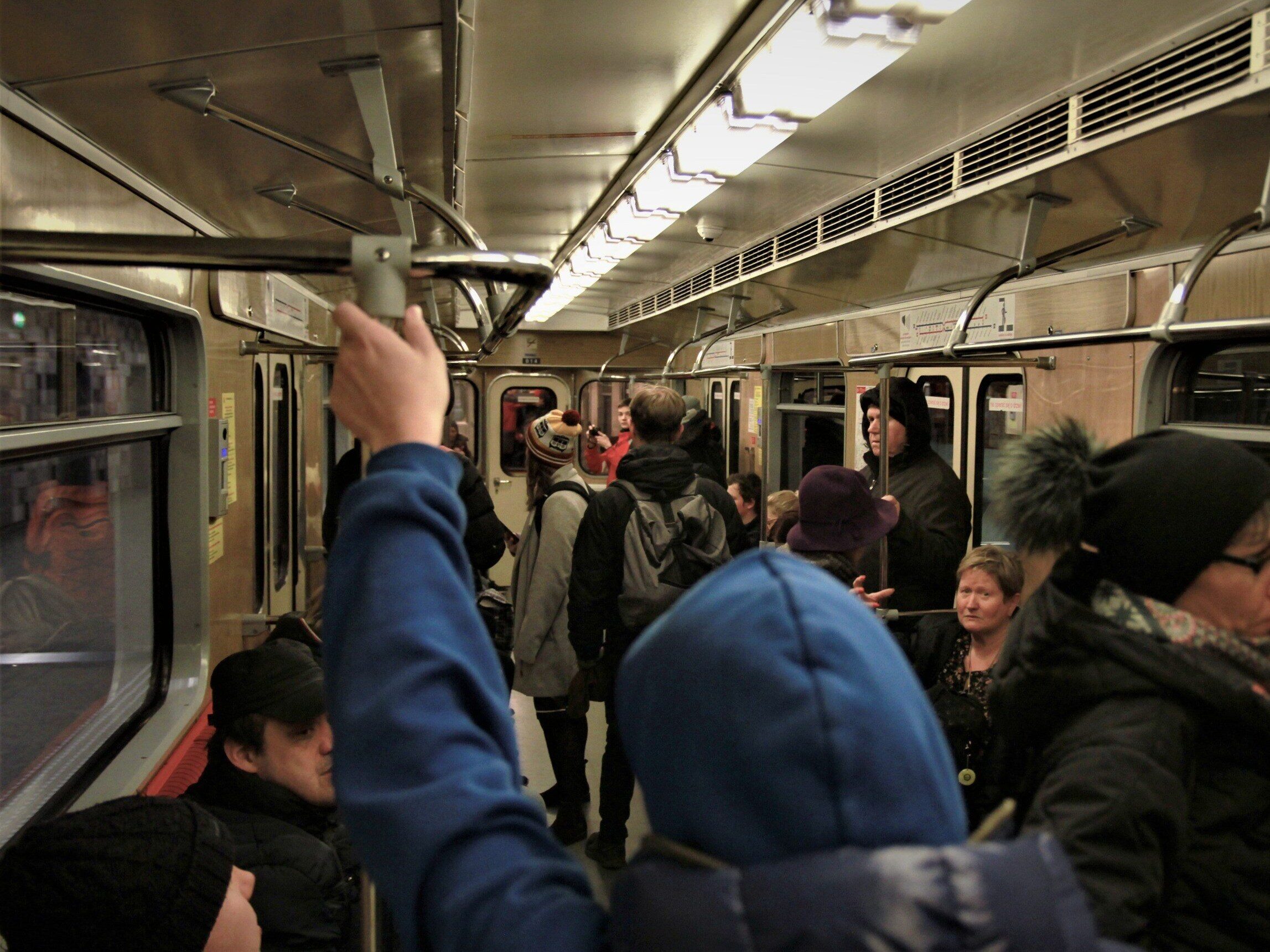 Someone is attacking smartphones in the subway?  "The phone was locked, I couldn't do anything"