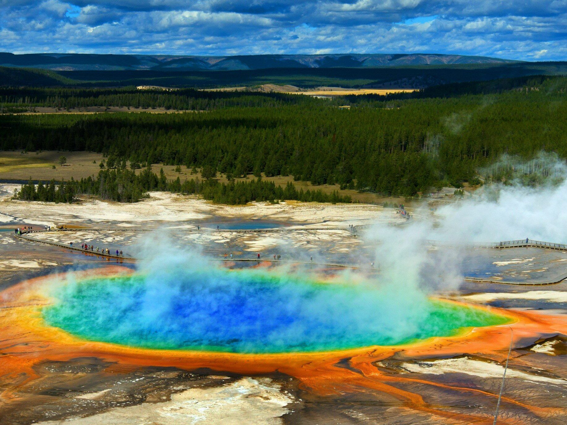 This is the oldest national park located on a supervolcano.  What to see in Yellowstone?