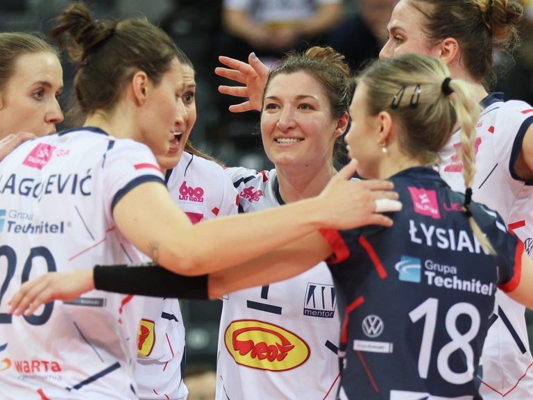 Two steps away from the trophy.  The Polish volleyball team in the semi-finals of the CEV Cup