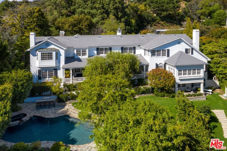 Where do Ashton Kutcher and Mila Kunis live?  They want to sell the house for $13.995 million