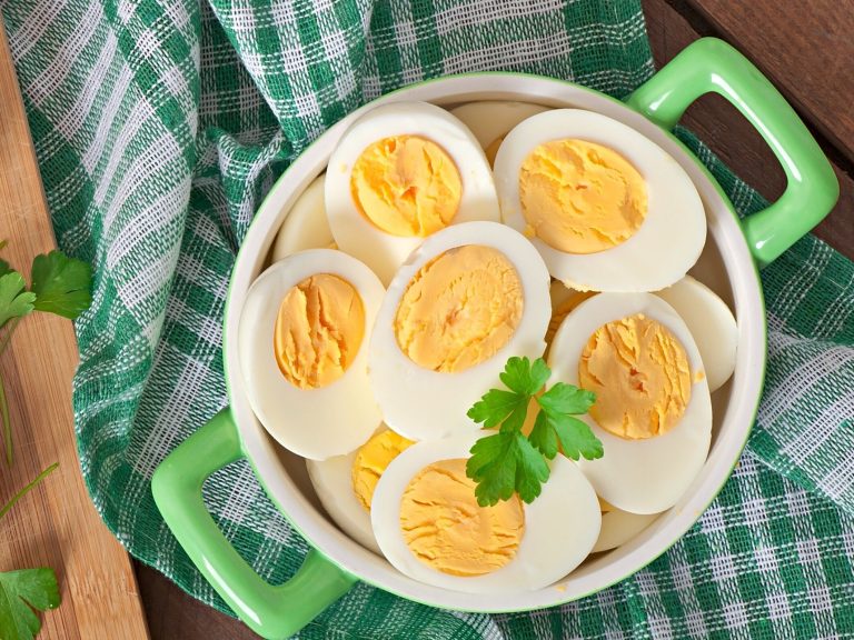 Do we raise cholesterol by eating eggs?  The dietitian tells you what to pay attention to