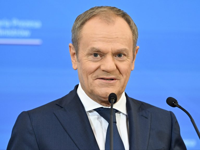 Donald Tusk boasts of 100,000  subscribers.  Internet users are asking about 100 specifics for 100 days of the government