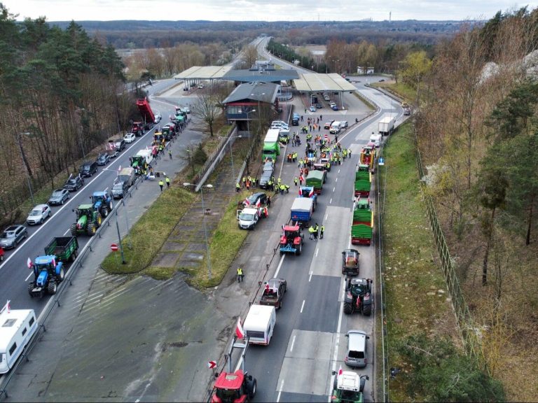 Farmers block the border with Germany.  The police appeal to drivers
