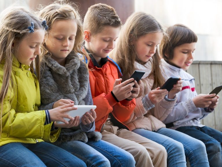 More and more young children are becoming addicted to smartphones.  Expert: Early prevention is needed