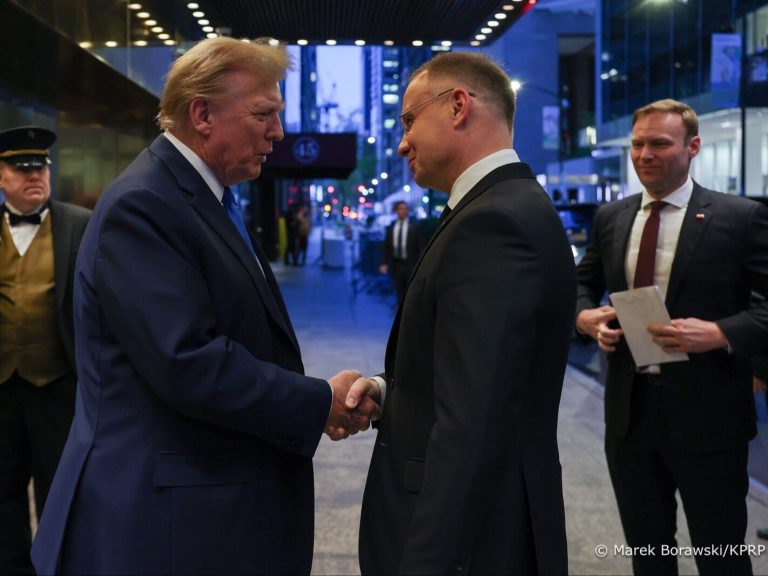  A photo of Duda and Trump dripping in gold.  For Sikorski, one sentence was enough

