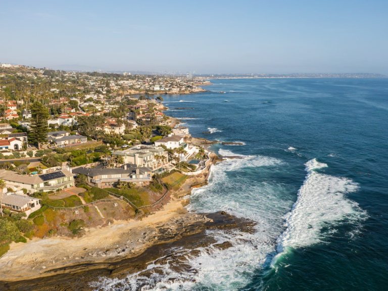 “Break-in tourism” in California.  Foreigners raid luxury homes