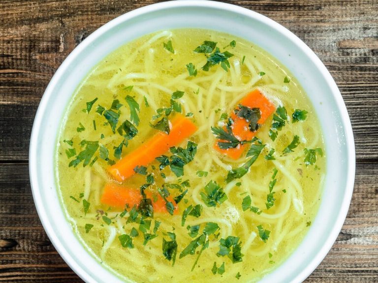 Long-cooked broth is the best for every disease?  A dietitian debunks this myth and tells whom it can harm